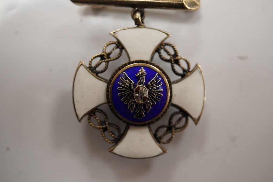 A North American yellow metal and two colour enamelled medallion, 23mm, with suspension brooch, brooch stamped 14k. Condition - fair to good